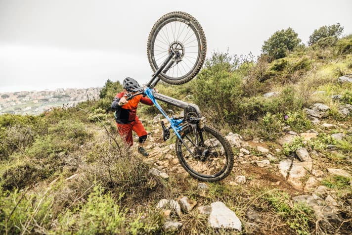 The Bosch pushing aid also works when pushing on the rear wheel of the e-bike.