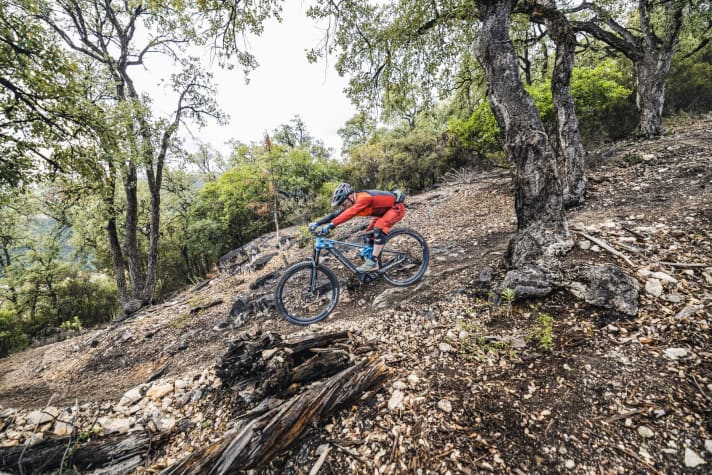 Incorrect position when braking on the e-bike: The "fear position" with too much backward position.