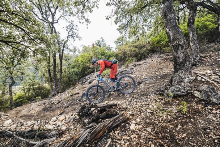 Richtige Körperposition bei Bremsmanövern: zentral über dem Bike.