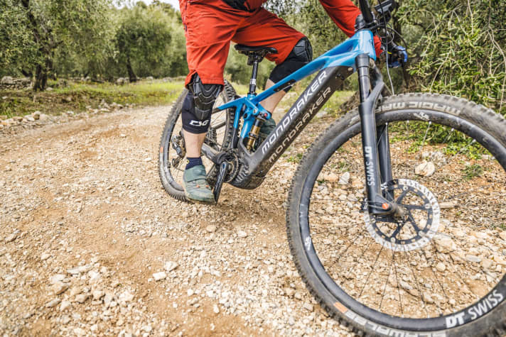 A good indication of the correct posture is the saddle, which you should feel on the inner thigh when leaning into a bend.