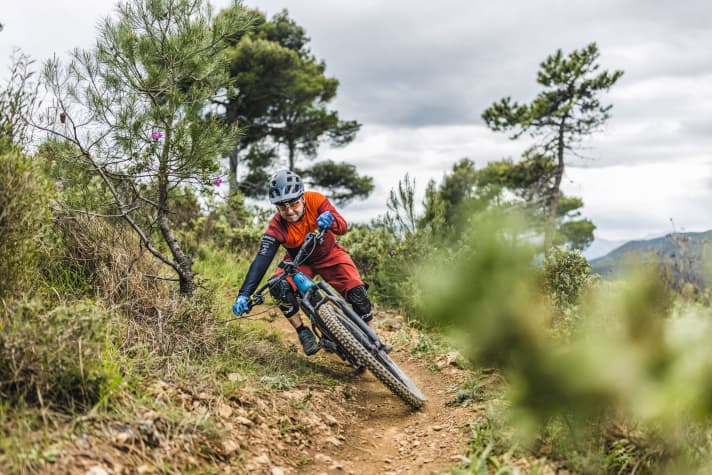 This image shows the same position of the previous image at the apex of the curve, only from the front.