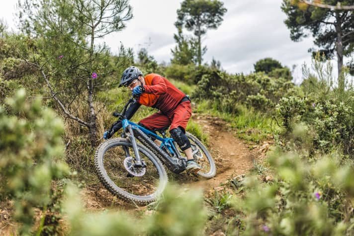 Full speed and with maximum cornering ability at the apex. This is where the highest centrifugal forces act. Don't brake now, but minimise your speed and aim for the exit of the bend.