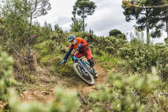 Der Körperschwerpunkt liegt dann fast über dem Aufstandspunkt der Reifen. Gleichzeitig lenkt Stefan behutsam ein.