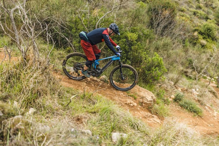 Man nähert sich bremsend mit dem E-MTB der Kante der Stufe. Wichtig: Ein Finger am Bremshebel reicht.
