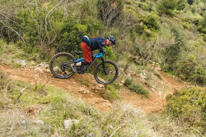 Just before the edge, shift your body weight far forwards over the handlebars of the e-bike and bend your arms as much as possible.