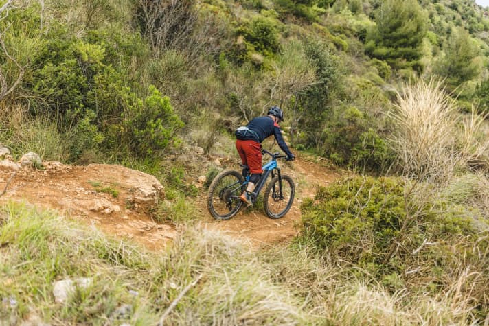 Nun folgt das Hinterrad über die Stufe und man kann weiterfahren.