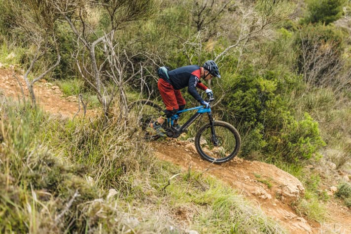 Auch hier bringt man den Oberkörper kurz vor der Stufe durch Beugen der Arme nach vorne.