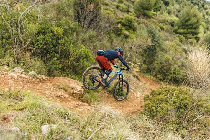 The impulse is transferred to the handlebars and the front wheel is unloaded. It is important that this impulse is applied to both arms simultaneously and evenly so that the bike and rider do not lean in the air. Incidentally, it also helps here to look as far forwards as possible towards the intended landing point.