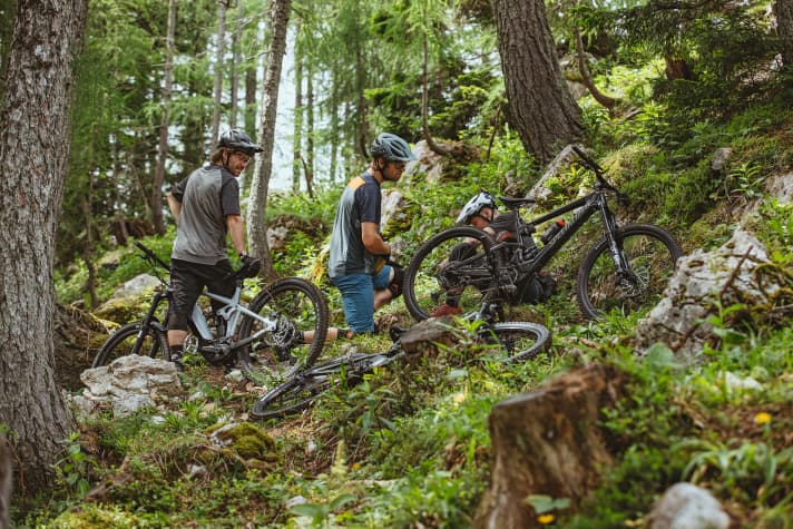 An der falschen Stelle gespart: Die leichten Reifen verhelfen dem Specialized Kenevo SL zwar zu mehr Spieltrieb. Speziell am Heck fällt der Pannenschutz angesichts der Vollgas-Qualitäten des Bikes aber zu gering aus.
