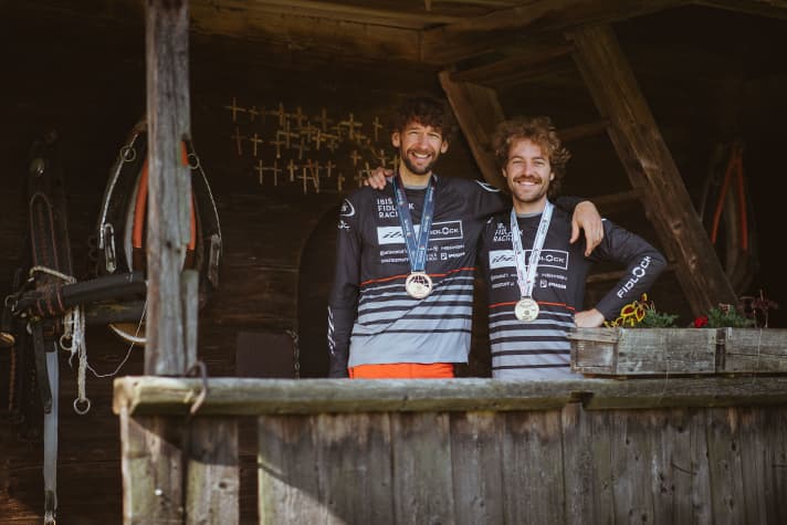 Für den E-Enduro-Test in Petzen / Jamnica luden wir hochdekorierte Gasttester ein. Fotograf Adrian Vesenbeckh (links) sahnte bei den Masters ab, Anton Wünscher (rechts) konnte das Qualifikationsrennen für die Profi-EWS, die EWS-100 gewinnen.