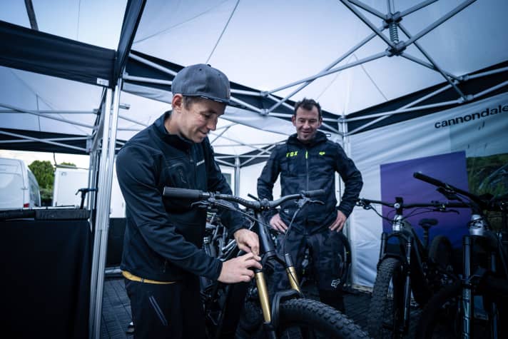 Beim EMTB Trailcamp Kaltern können E-Bikes von Cannondale ausgeliehen und auf den Touren ausgiebig getestet werden. Die Profis von Cannondale stehen dabei mit Rat und technischer Hilfe zur Seite.
