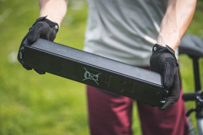 At almost 4 kilos, the previous 625 Giant battery is one of the heaviest of its size.