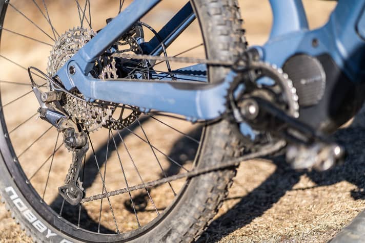 Gear changes: The Deore twelve-speed drivetrain on four out of five bikes impressed us with its crisp shifting performance and is hardly inferior to the expensive Shimano groupsets. The affordable Sram SX on the Thok, on the other hand, falls slightly short.