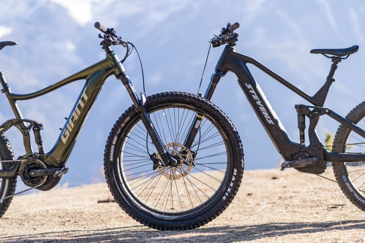 Fronthöhe: Wegen des kurzen Steuerrohrs fällt der Stack bei Giant zu niedrig, bei Stevens mit dem sehr langen Steuerrohr zu hoch aus. Beides ist auf dem Trail nicht ideal und drängt den Fahrer in eine ungünstige Haltung.