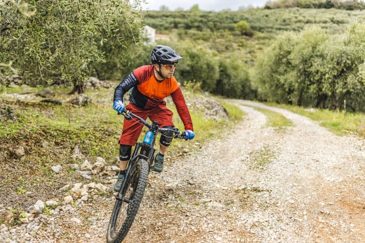 Important when cornering on gravel with the E-MTB: Look far ahead to the apex of the bend.