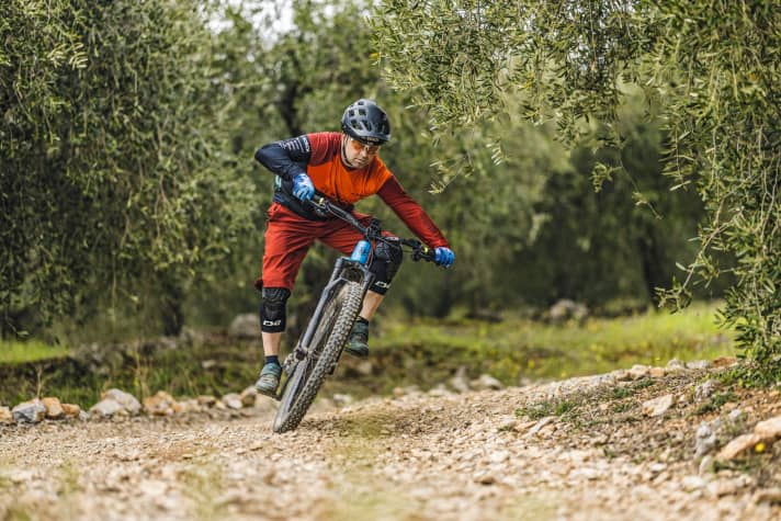 Lean your e-MTB at an angle, stretch your inner arm and keep your centre of gravity vertical: this is a good way to corner on gravel.