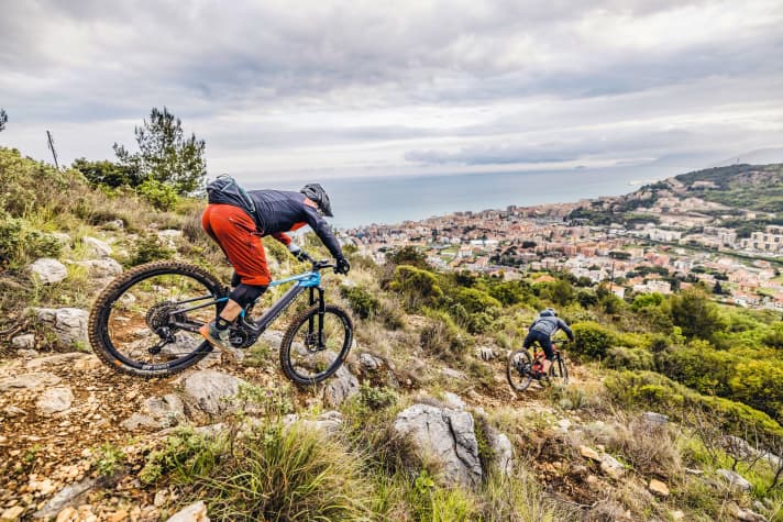 Low centre of gravity, robust tyres - no question: E-MTBs have their advantages even downhill. But the higher weight also requires special riding technique.