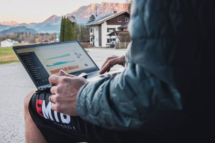 Daten-Check beim Praxistest der E-MTB-Motoren: Ein Garmin Edge 830 sammelt die Informationen der Sensoren. Diese übertragen wir in die Auswertungs-Software auf dem Laptop.
