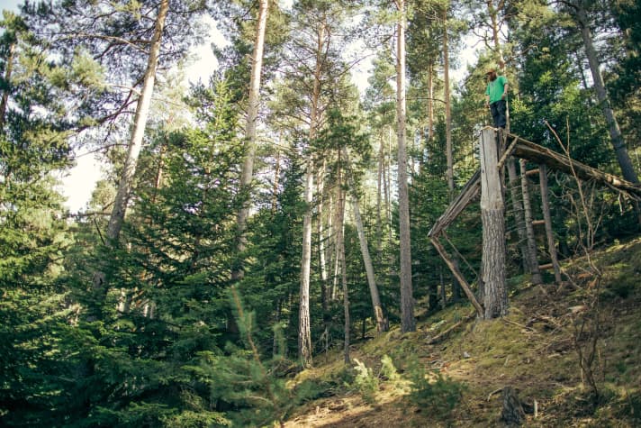 Und jetzt? Brage Vestavik inspiziert die Flugkurve seines Stunts. Warum der Drop seine kleinste Sorge ist, erzählt er Euch selbst.