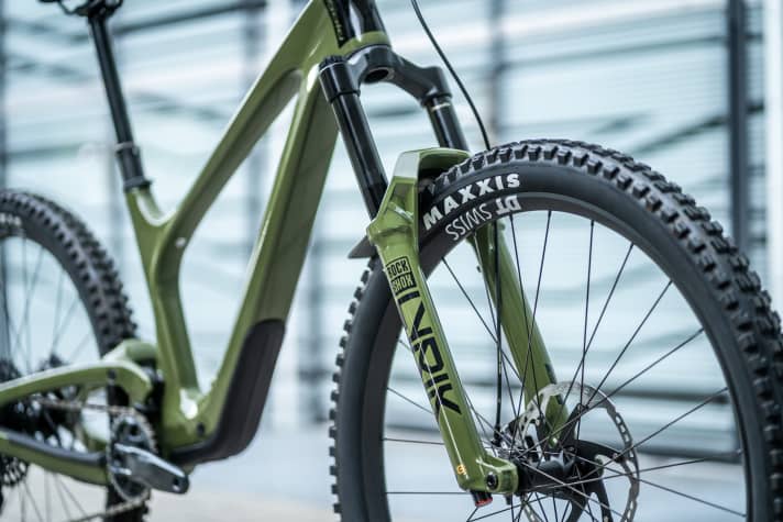 Colour-coordinated - the new Bold Linkin LT has the new Lyrik fork with olive green casting.