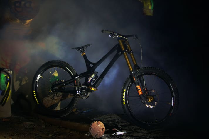 Das Downhill Bike Ribisu Rocket DH von seiner dunklen Seite.