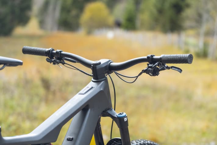 The headset contains rotatable bearing shells from Acros. To adjust the steering angle by 1 degree, the stem must be loosened, then the inserts can be rotated by 180 degrees. A clearer visualisation of the selected position would also be helpful here.