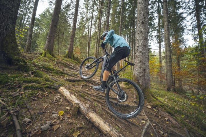 You don't have to fear steep climbs with the Jam² SL. However, roots and bumps are clearly felt by the rider. The rear suspension is high in its travel and is more drive-orientated than comfort-orientated.