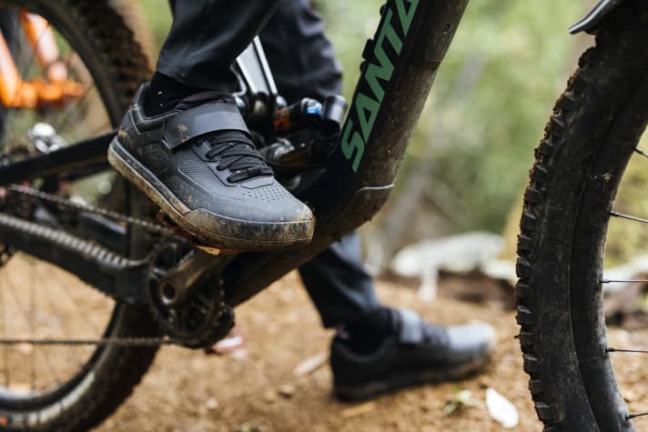 The Velcro strap allows the MTB shoe to be easily adjusted to the foot to ensure good traction on clipless pedals.