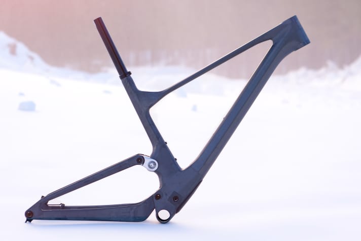 Naked in the snow: bare carbon - the frame is ready for assembly as the Dangerholm Spark RC Hypersonic