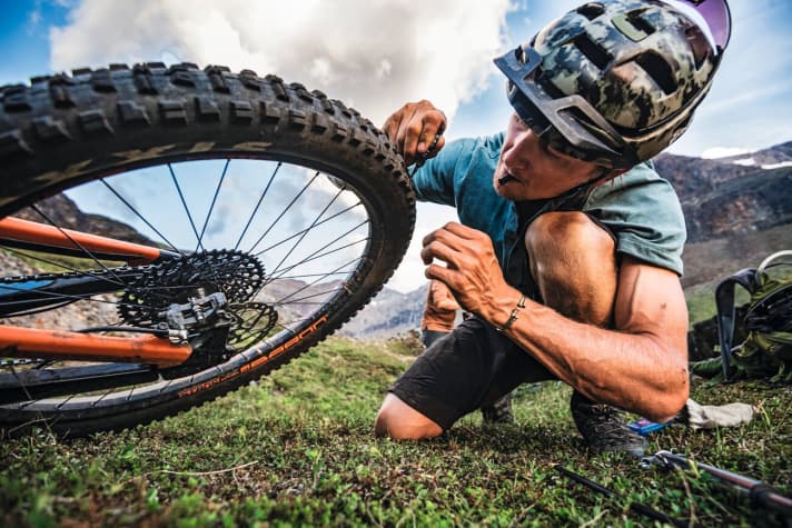 Repairs are not only needed in the workshop at home. Bikers should also know how to help themselves on the trail. The best tips for servicing on tour can be found in the BIKE Workshop Special 2022 from page 72.