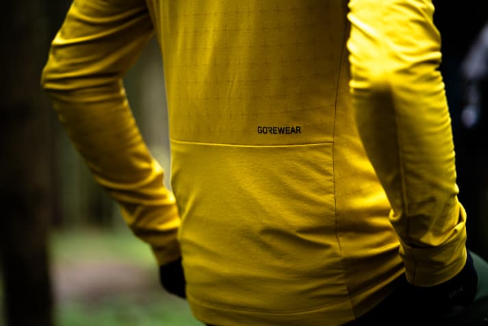 The abrasion-resistant material on the sleeves and lower back should ensure a longer service life.