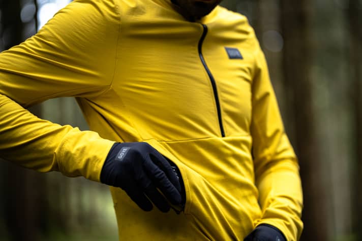 Pockets lined with fleece are equipped with a zip.
