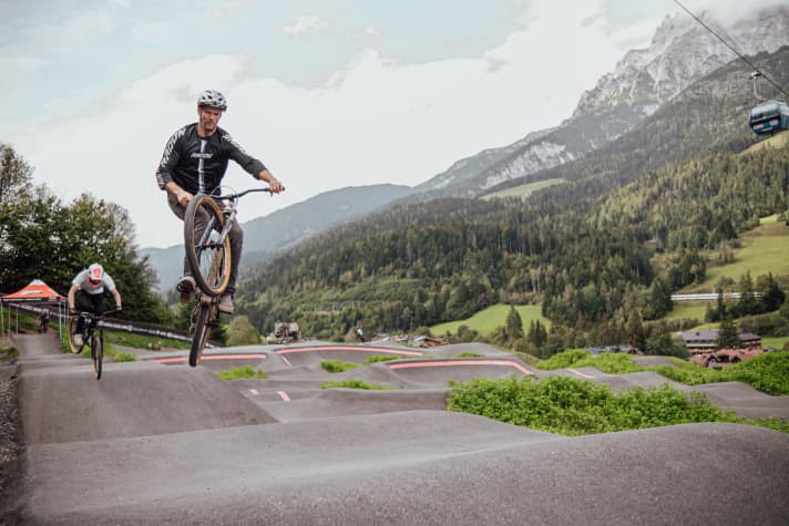Four Cross Weltmeister und Pumptrack-Styler Joost Wichmann fährt sich schon mal warm für den Pumptrack-Workshop. Hier kann man auch am Samstag um 16:00 noch einmal teilnehmen.