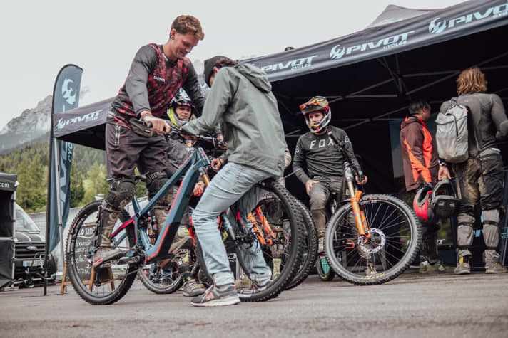 Testbikes gehen natürlich nur mit optimalem Setup auf die Teststrecke. Dafür sorgen die Teams der Hersteller persönlich.