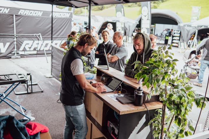 Schlange stehen: selbst am ersten Festival-Tag waren die Testbikes schon heiß begehrt.
