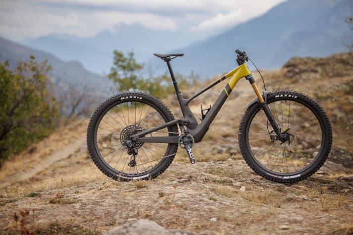 Das Scott Genius ST 900 Tuned für 10.999 Euro. Die Modelle mit dem Kürzel ST im Gepäck (ST steht für Super Trail) hat Scott verstärkt für rasante Downhills optimiert.