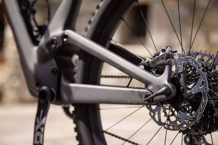 Unlike the Scott Spark, which has flexing chainstays, the Genius has classic Horst link bearings in the chainstays.