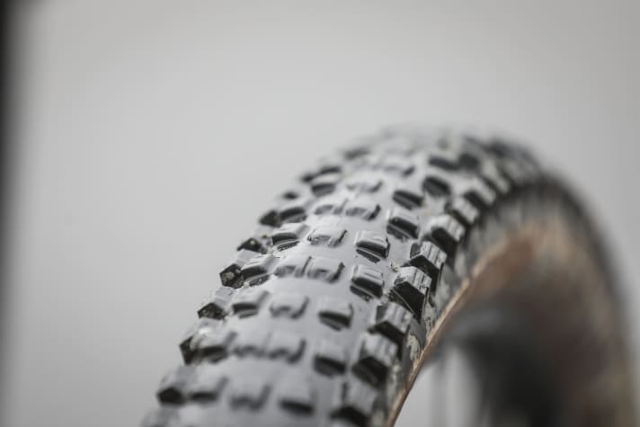 Wer viel fährt, muss die Verschleißkosten seines Bikes im Blick behalten. Das gilt vor allem für Reifen, Bremsen und Antrieb.