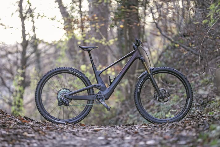 Wer richtig viel Geld ausgeben kann und will, der bekommt auch 2023 noch ein leichtes All Mountain, wie das 13,15 Kilo schwere Scott Genius 900 Ultimate für 11999 Euro.