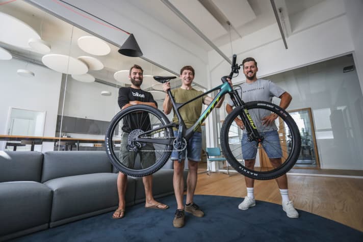 Glücklicher Gewinner des Hauptpreises bei der BIKE Leserumfrage 2022: der Allgäuer Christian mit dem neuen Scott Spark RC Team Issue.