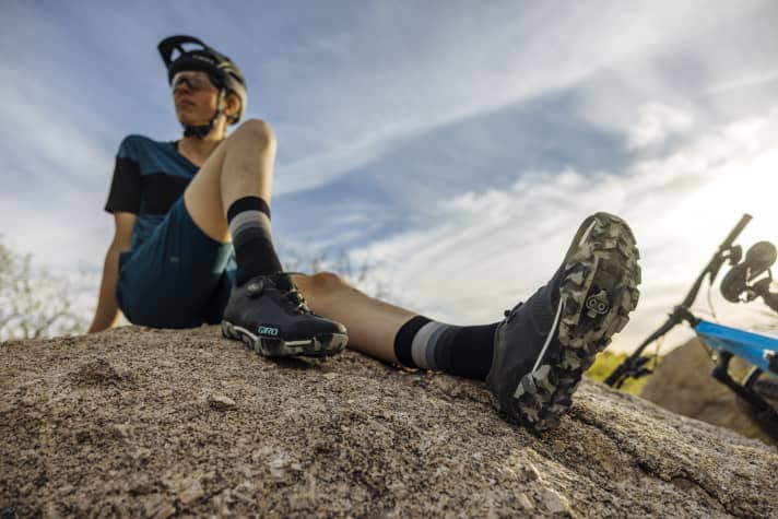 Die ausgeprägten Stollen des Giro-Schuhs sollen im Gelände für Grip sorgen. Um Gewicht zu sparen, besteht das Innere der Stollen aus Kohlefaser.