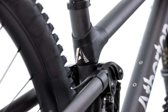Unique frame design: straight carbon tubes are bonded into 3D-printed titanium sleeves.