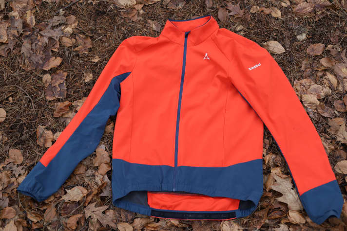 In the BIKE endurance test, the softshell jacket from Schöffel proved to be windproof and breathable. Only the fit is not for every biker.