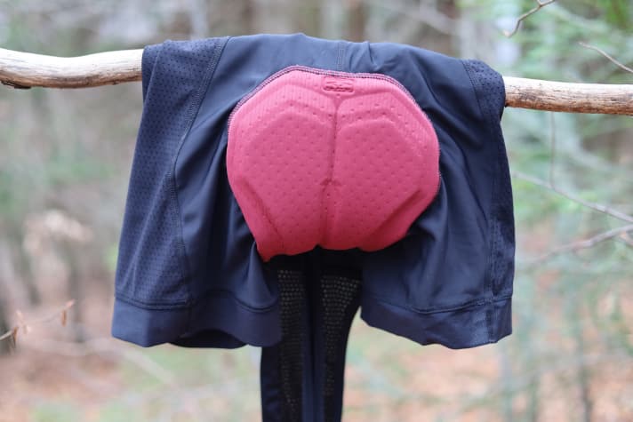 Das recht dünne Sitzpolster der Schöffel Bib Pants trägt sich unauffällig, dürfte für ausgedehnte Touren in unebenem Gelände aber etwas mehr Dämpfung bieten.