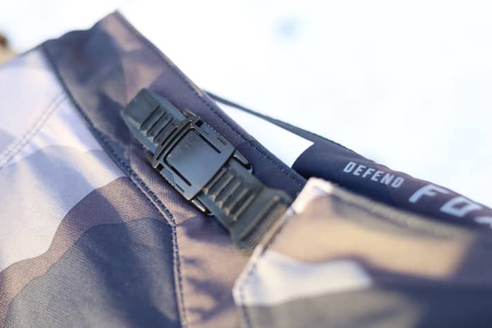 The Fox Defend Fire trousers are easily fastened with a single flap. There is no further option to adjust the width.