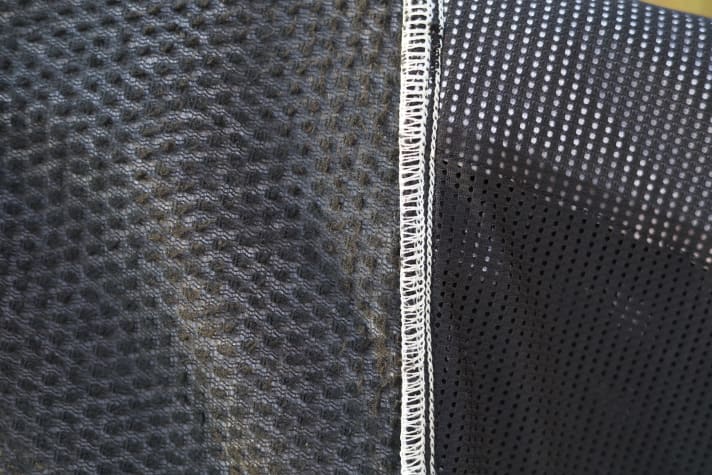 The inside of the trousers features a combination of heat-insulating material with an enlarged surface area and breathable mesh fabric. The seams are neatly finished.