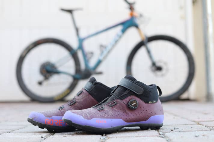 Die ungewöhnliche Farbe der Fizik Schuhe setzt optische Reize, lässt sich aber nicht immer mit Bike und Ausrüstung kombinieren. Es gibt die Schuhe auch in Schwarz.