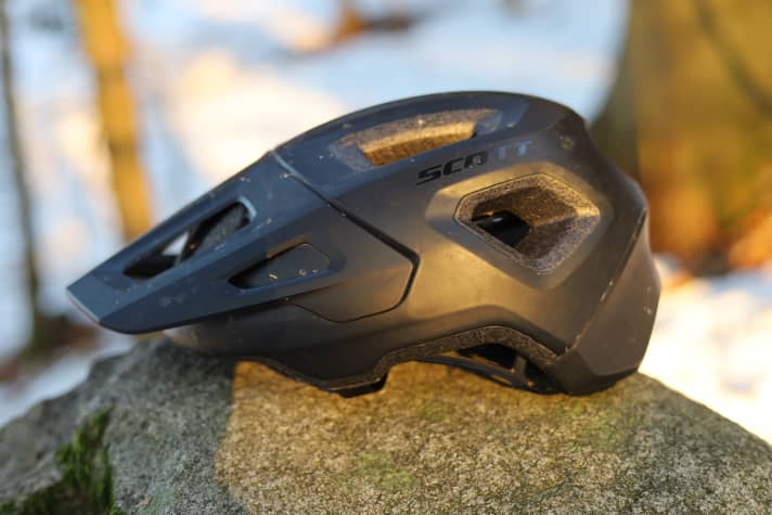 Designed for all-mountain and trail use, the Scott Argo Plus is intended to combine plenty of protection with good ventilation.
