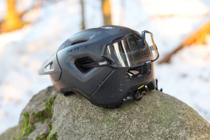 Die einzige Option während der Fahrt eine Brille zu verstauen, findet sich auf der Rückseite des Scott MTB-Helmes. Das können andere besser.