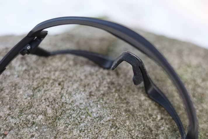 The nosepiece of the Uvex MTB goggles can be easily bent to fit different nose shapes.
